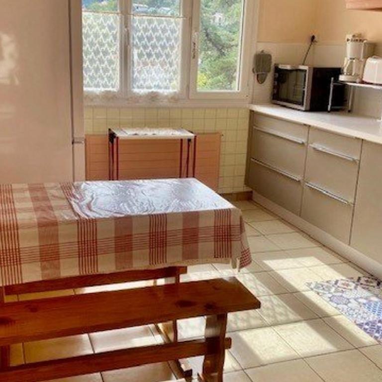 Charmant F2 avec Garage, Terrasse et Véranda, à 500m du Centre et 600m des Cures à Amélie-les-Bains - Appartement 1 Chambre - 10