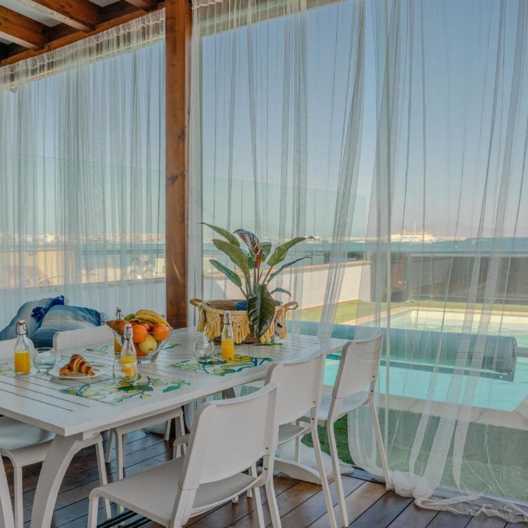 Villa Oasis Beachfront Corralejo By Holidays Home - Three-Bedroom Villa - 42