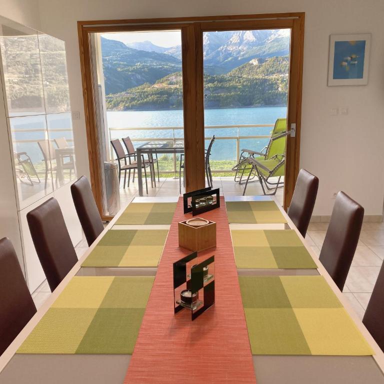 La terrasse au bord du Lac, vue panoramique lac et montagnes , 2 ch, linge et ménage inclus - Appartement - 10