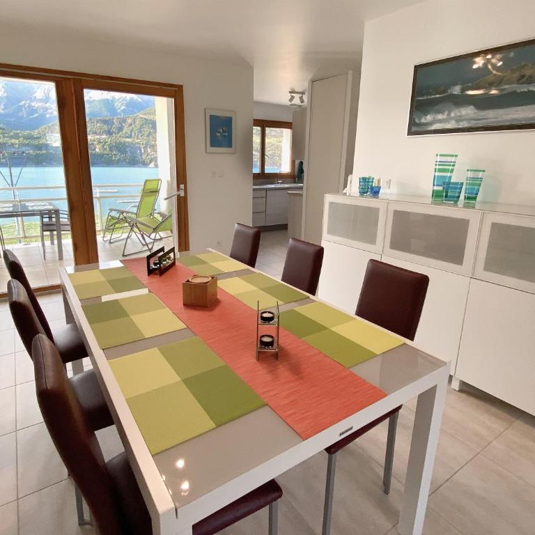 La terrasse au bord du Lac, vue panoramique lac et montagnes , 2 ch, linge et ménage inclus - Appartement - 3