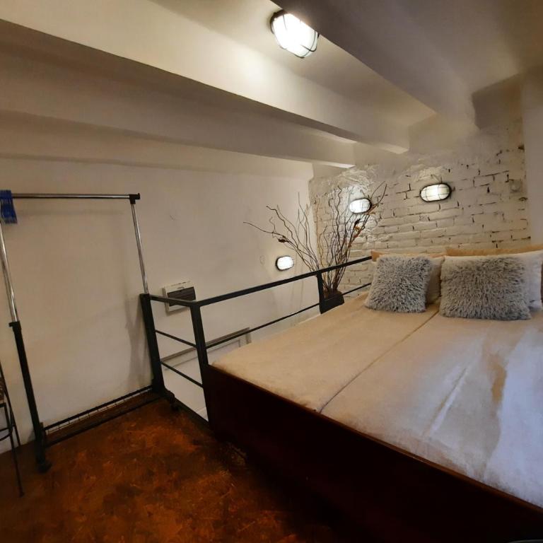 Authentic Belgrade Centre Apartment #5, Four bedrooms, One Full Bathroom, One Toilet - Apartment - Split Level - 2