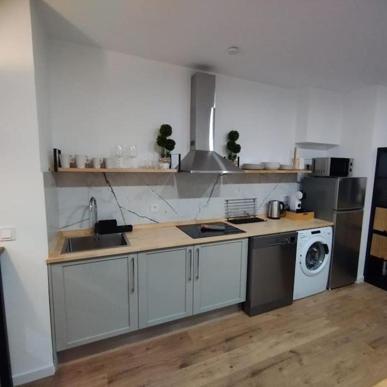 Las Artes y las Ciencias I - Two-Bedroom Apartment - 12