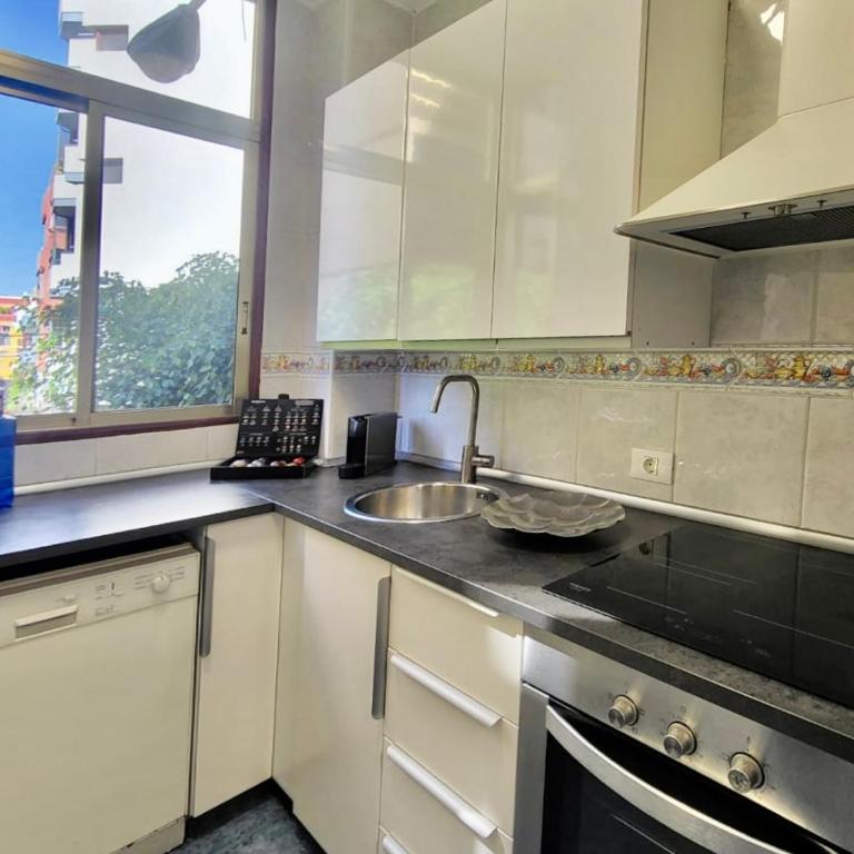 Affordable holiday accommodation for large families and groups at Las Canteras beach with 3 Bedrooms and Free Parking - Apartamento de 3 dormitorios - 31