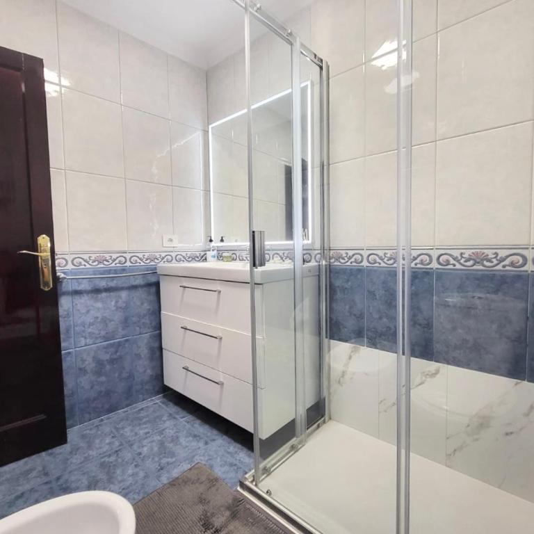 Affordable holiday accommodation for large families and groups at Las Canteras beach with 3 Bedrooms and Free Parking - Apartamento de 3 dormitorios - 27
