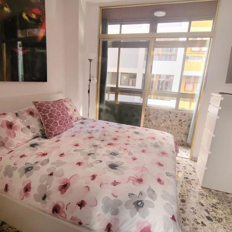 Affordable holiday accommodation for large families and groups at Las Canteras beach with 3 Bedrooms and Free Parking - Apartamento de 3 dormitorios - 4