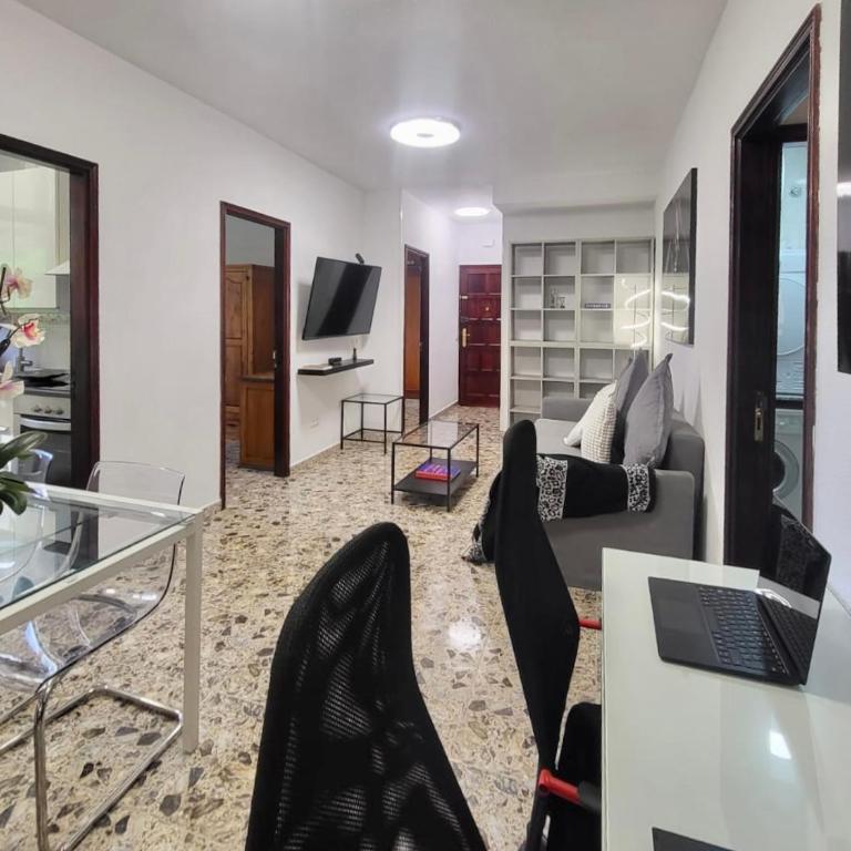 Affordable holiday accommodation for large families and groups at Las Canteras beach with 3 Bedrooms and Free Parking - Apartamento de 3 dormitorios - 21