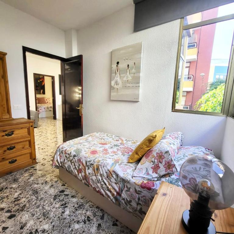 Affordable holiday accommodation for large families and groups at Las Canteras beach with 3 Bedrooms and Free Parking - Apartamento de 3 dormitorios - 16