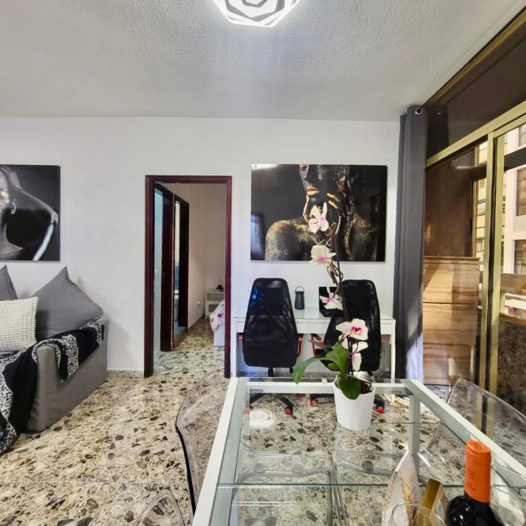 Affordable holiday accommodation for large families and groups at Las Canteras beach with 3 Bedrooms and Free Parking - Apartamento de 3 dormitorios - 32