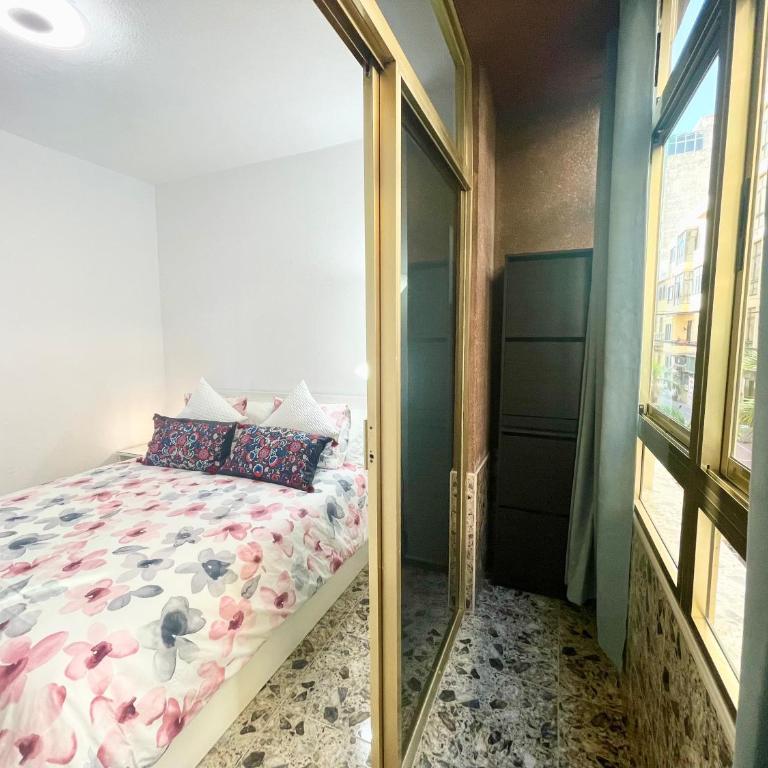 Affordable holiday accommodation for large families and groups at Las Canteras beach with 3 Bedrooms and Free Parking - Apartamento de 3 dormitorios - 35