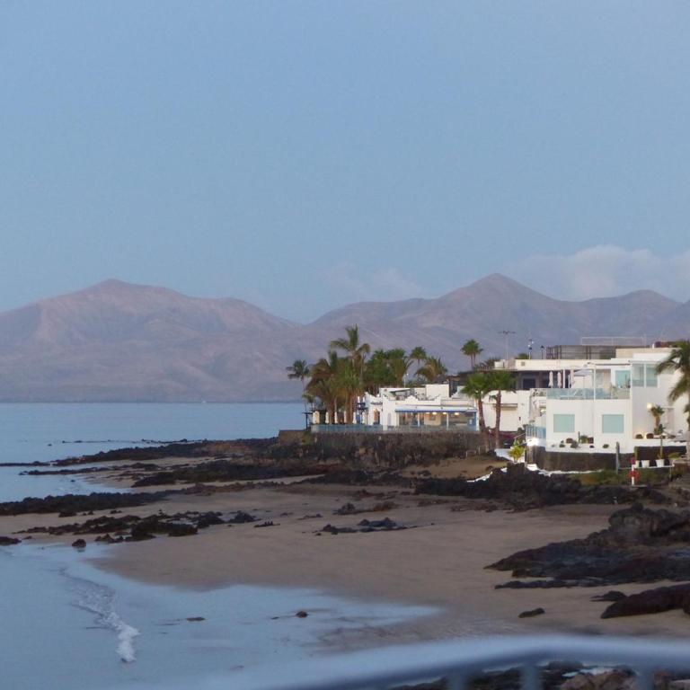 Luxury Sea Front Caleton 40 - Three-Bedroom Villa - 38
