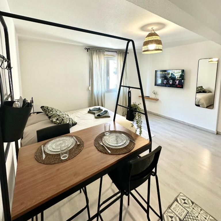 Studio Gare, Wi-Fi, Tram, Proche toutes commodités & 15 min des Plages - Apartment mit 1 Schlafzimmer - 2