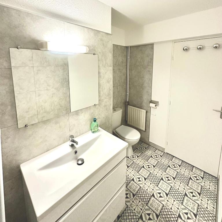 Studio Gare, Wi-Fi, Tram, Proche toutes commodités & 15 min des Plages - Apartment mit 1 Schlafzimmer - 8