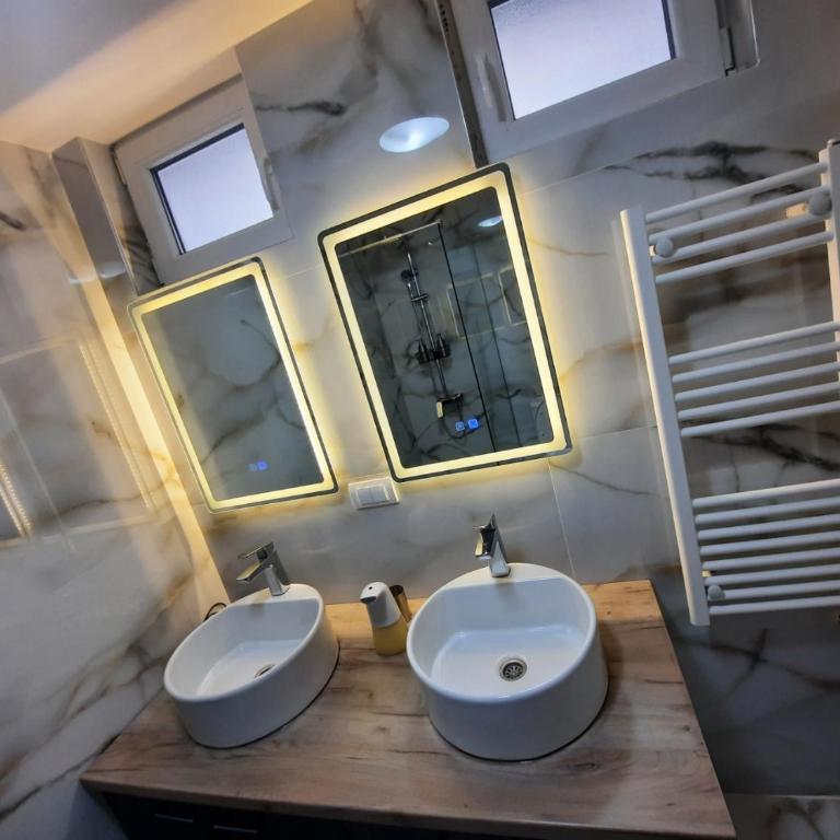 Authentic Belgrade Centre Apartment #5, Four bedrooms, One Full Bathroom, One Toilet - Deluxe Suite - 3