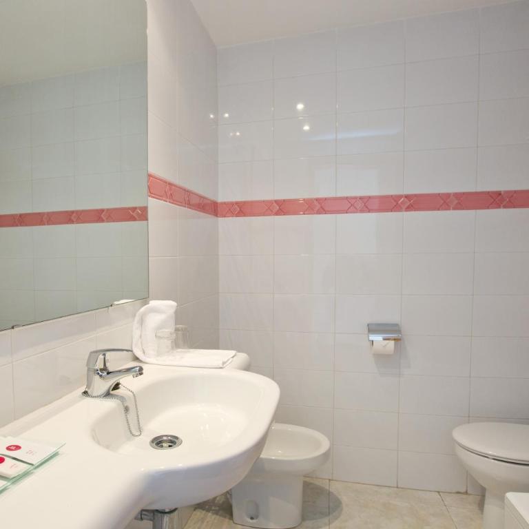 JS Miramar - Single Room with Balcony and Side Sea View - 8