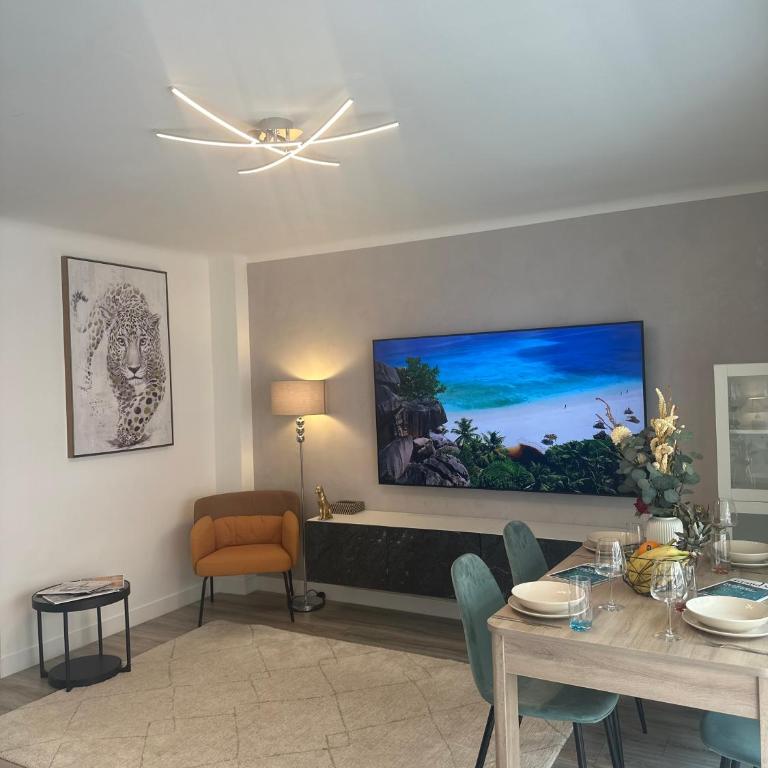 Premium 80sqm Apartment Opposite Martinez, Steps from Congress Center - Appartamento con 2 Camere da Letto - 62
