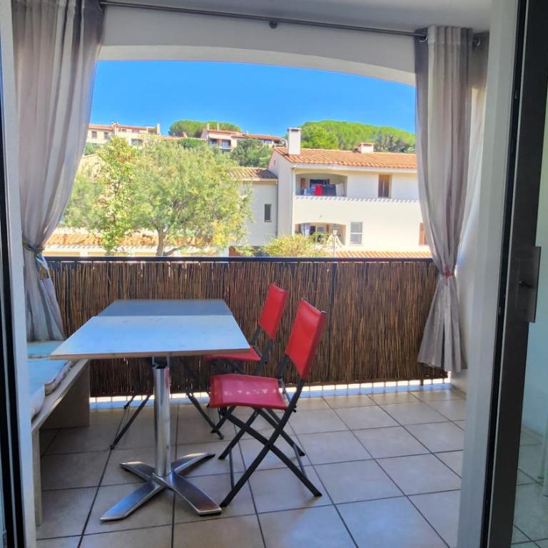 Appart T3, 60m2,quartier calme,idéal tout à pieds résidence et parking privé les cadenisses - Two-Bedroom Apartment - 4