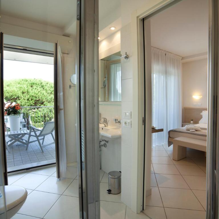 Hotel Gala - Deluxe Double or Twin Room - 4