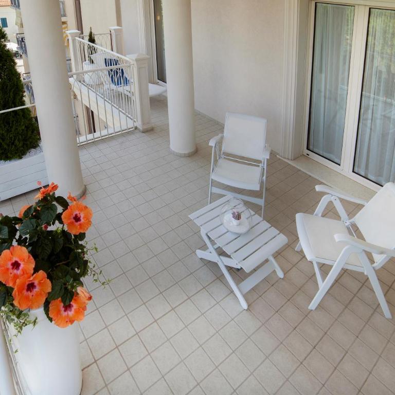 Hotel Gala - Deluxe Double or Twin Room - 11