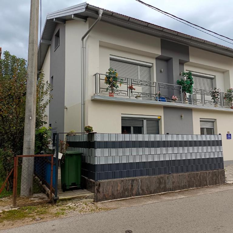 Jasmir - One-Bedroom Apartment - 1