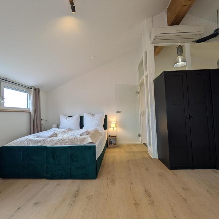 Munich Large Apartment 155 qm with 4 Bedrooms top located 1 to 12 guests - Four-Bedroom Apartment - 10