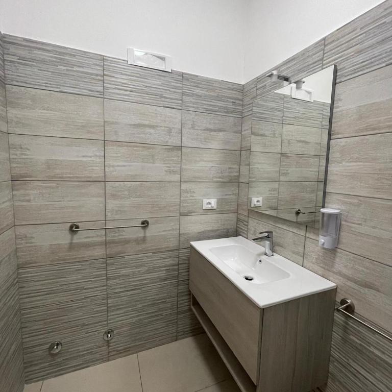 The Diamond of Catania Airport - Double Room with Private Bathroom - 5