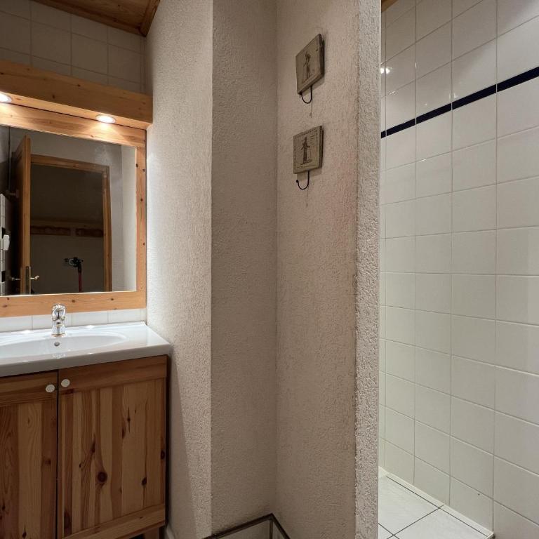 ARA15 Appartement 6 Pers centre station Carroz - Apartment mit 2 Schlafzimmern und Balkon - 9
