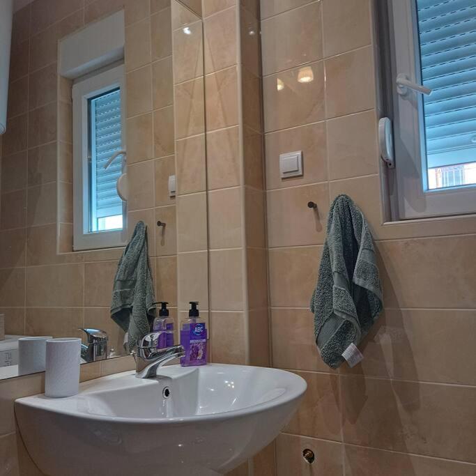 Beautiful Seaview Spacious Two Bedroom Flat - Apartman sa 1 Spavaćom Sobom - 10