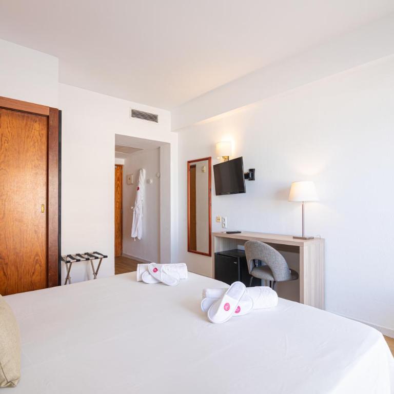 JS Miramar - Double Room with Balcony and Lateral Sea View - 3