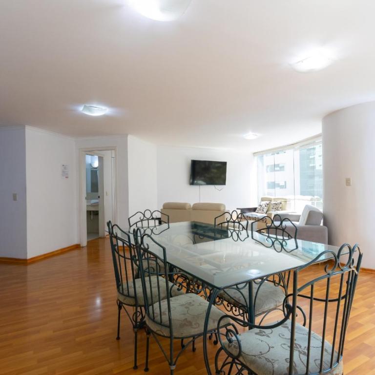 Departamento familiar con vista, 4 habitaciones, 10 personas, 5 camas, 3 baños, 2 parqueaderos, agua caliente, wiffi, a 20 metros del Quicentro Shooping y Estadio Olimpico - Apartamento - 24