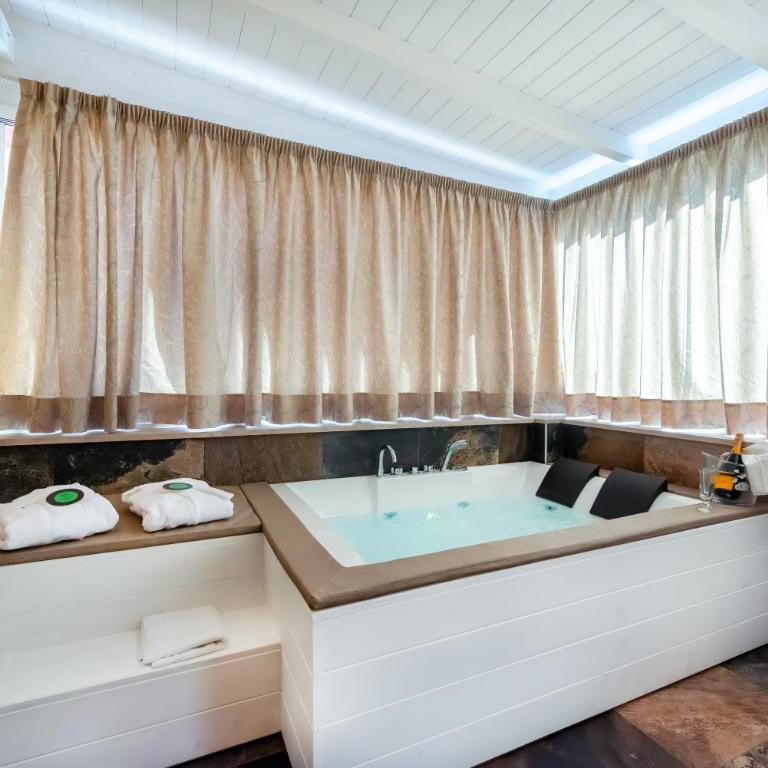 Hotel De La Ville Relais - King Suite with Spa Bath - 4