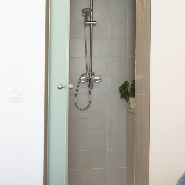 SingularStays Ca Iconic Living - Three-Bedroom Apartment with Balcony - 32