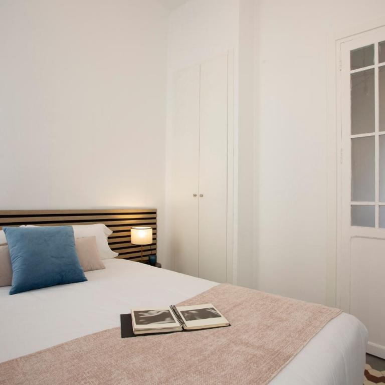 SingularStays Ca Iconic Living - Three-Bedroom Apartment with Balcony - 21