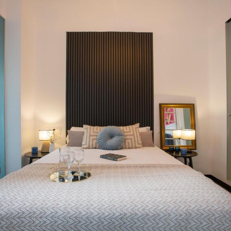 SingularStays Ca Iconic Living - Three-Bedroom Apartment with Balcony - 13