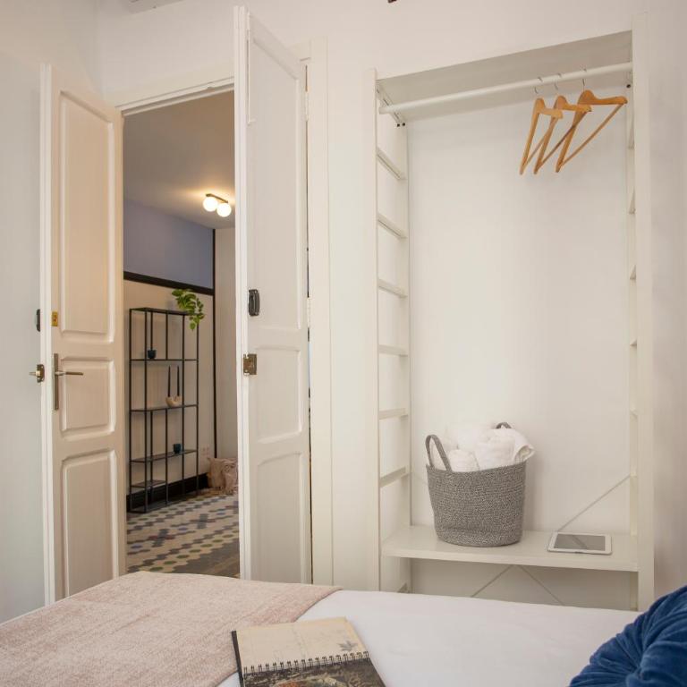 SingularStays Ca Iconic Living - Three-Bedroom Apartment with Balcony - 29