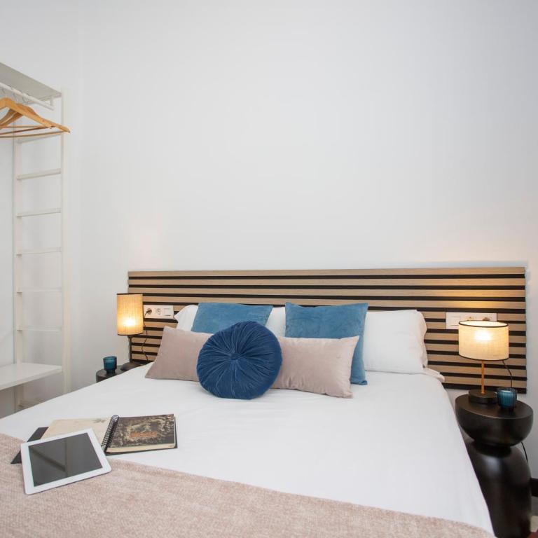 SingularStays Ca Iconic Living - Three-Bedroom Apartment with Balcony - 25