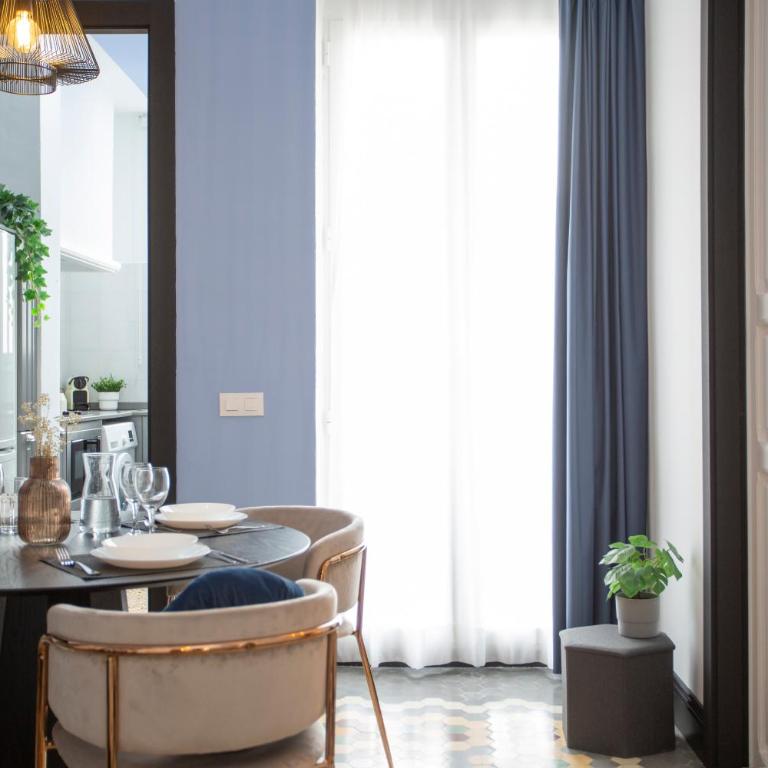 SingularStays Ca Iconic Living - Three-Bedroom Apartment with Balcony - 14
