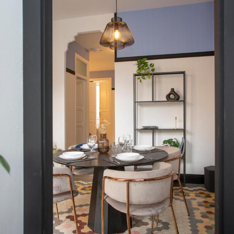 SingularStays Ca Iconic Living - Three-Bedroom Apartment with Balcony - 33