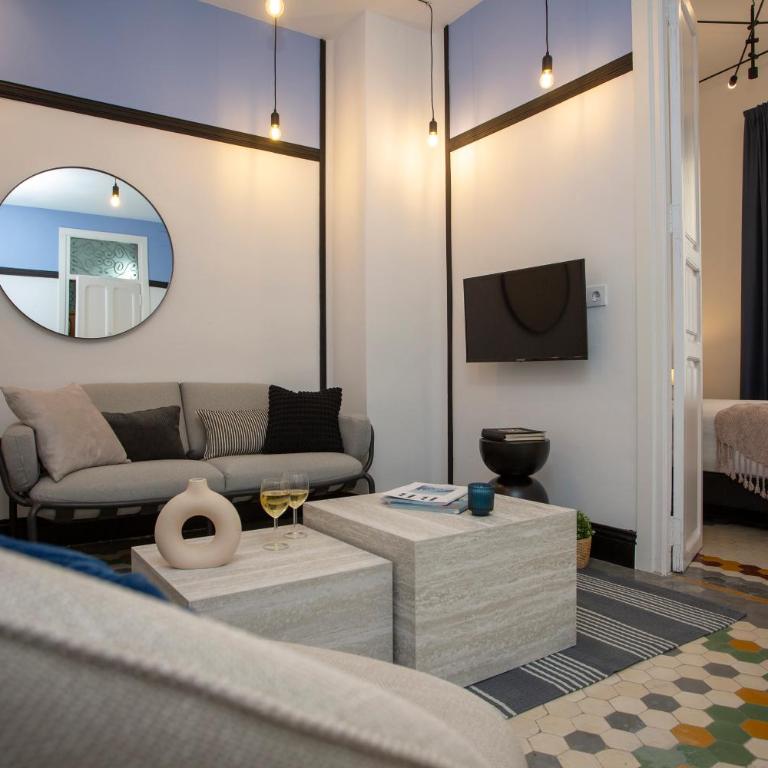 SingularStays Ca Iconic Living - Three-Bedroom Apartment with Balcony - 19