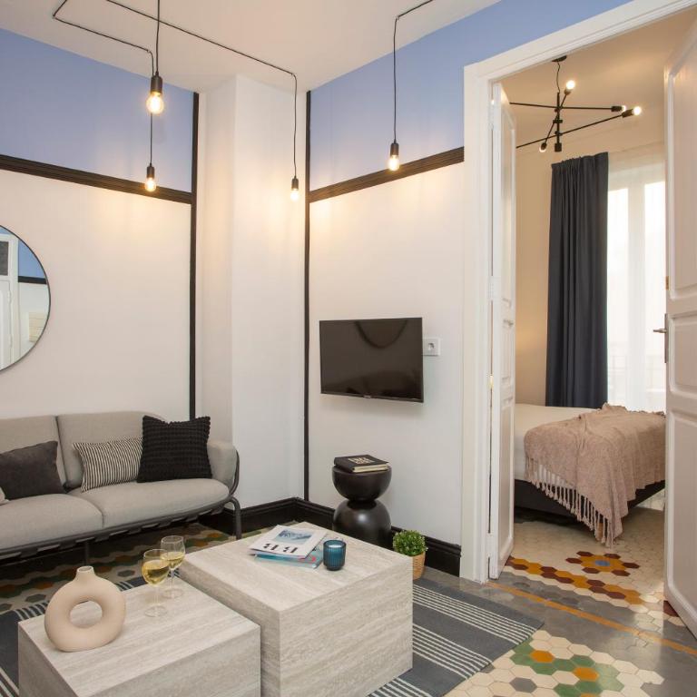 SingularStays Ca Iconic Living - Three-Bedroom Apartment with Balcony - 10