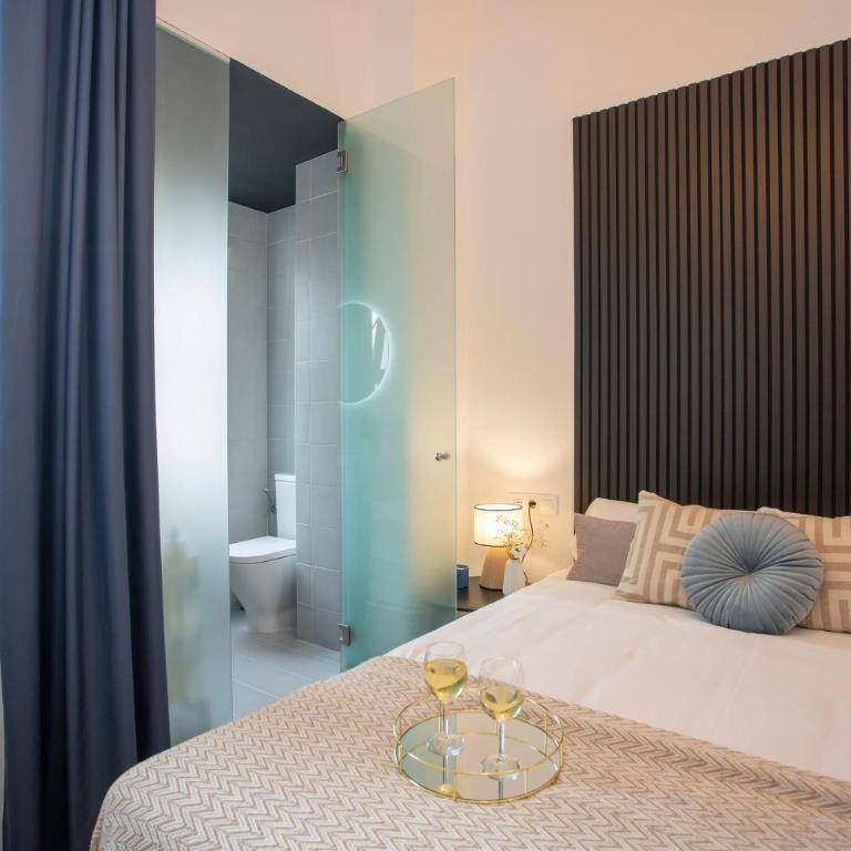 SingularStays Ca Iconic Living - Three-Bedroom Apartment with Balcony - 7
