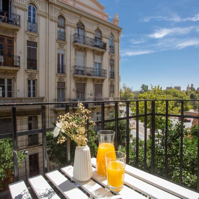 SingularStays Ca Iconic Living - Three-Bedroom Apartment with Balcony - 2