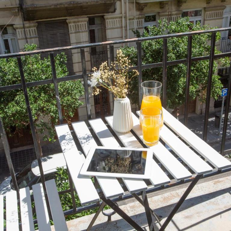 SingularStays Ca Iconic Living - Three-Bedroom Apartment with Balcony - 4