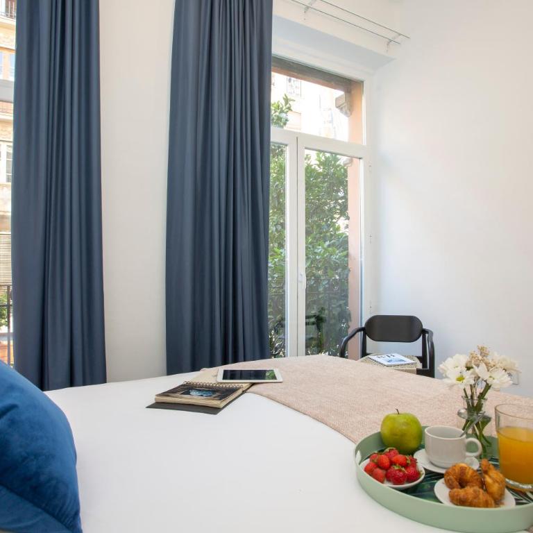 SingularStays Ca Iconic Living - Three-Bedroom Apartment with Balcony - 25