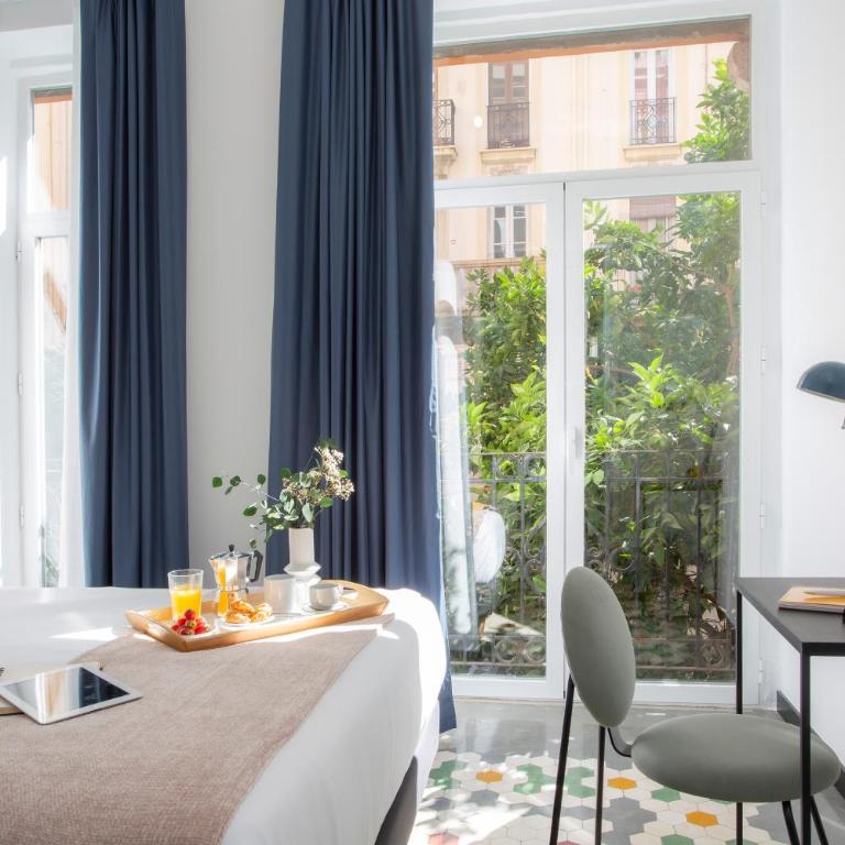 SingularStays Ca Iconic Living - Three-Bedroom Apartment with Balcony - 6