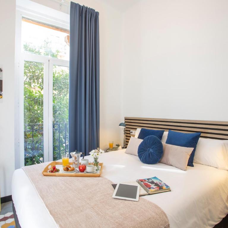 SingularStays Ca Iconic Living - Three-Bedroom Apartment with Balcony - 26