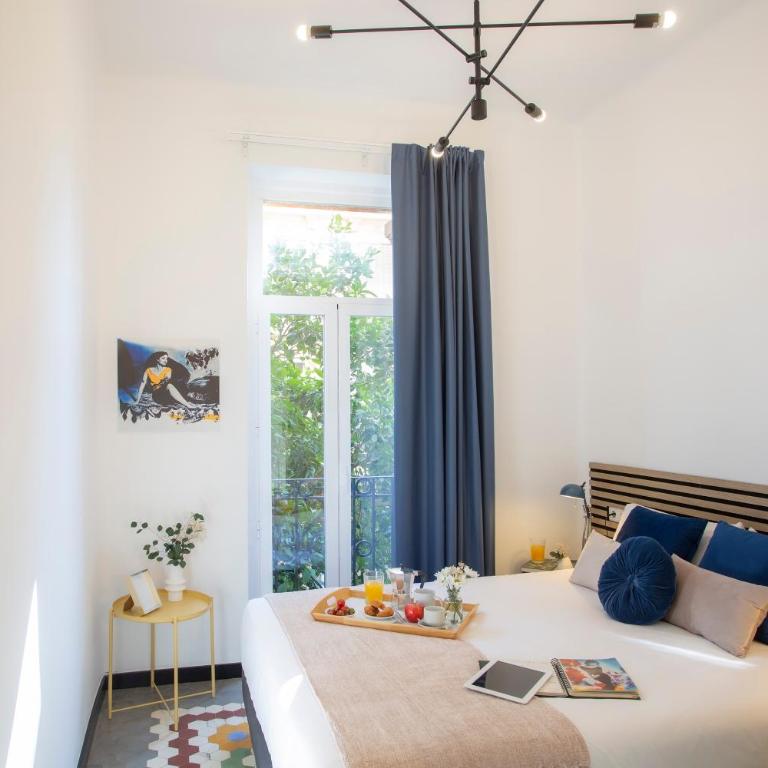SingularStays Ca Iconic Living - Three-Bedroom Apartment with Balcony - 8