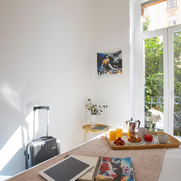 SingularStays Ca Iconic Living - Three-Bedroom Apartment with Balcony - 27