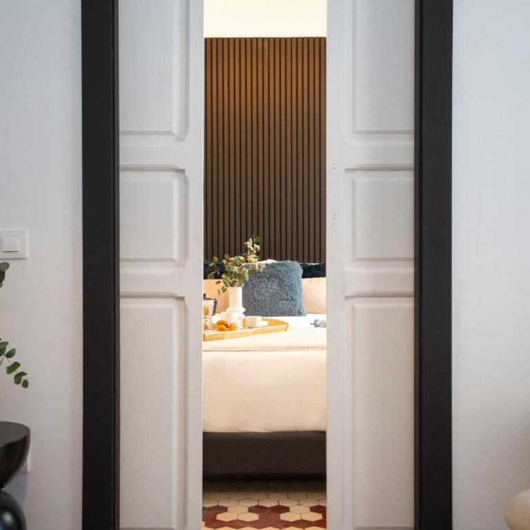 SingularStays Ca Iconic Living - Three-Bedroom Apartment with Balcony - 9