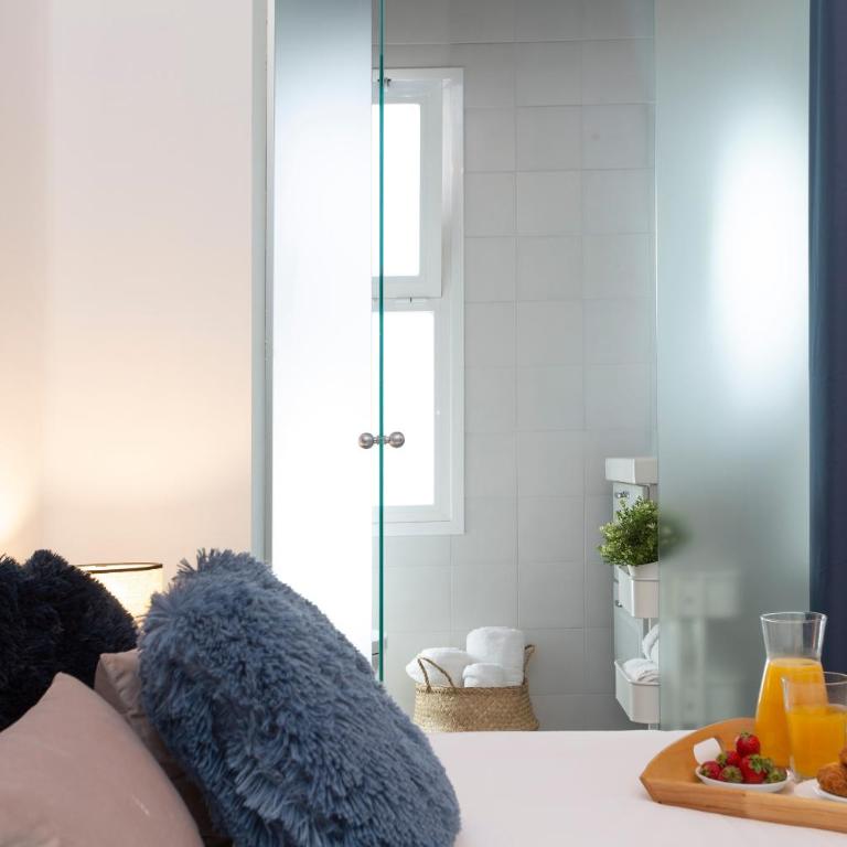 SingularStays Ca Iconic Living - Three-Bedroom Apartment with Balcony - 29