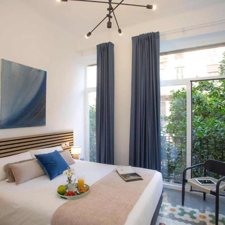 SingularStays Ca Iconic Living - Three-Bedroom Apartment with Balcony - 12
